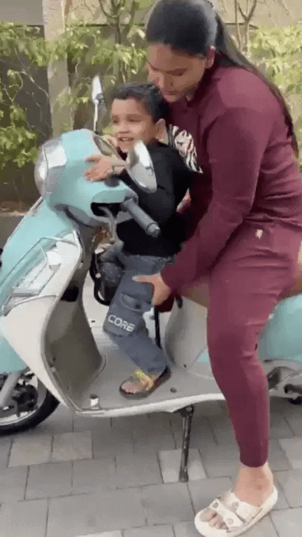 ScootySecure™ Baby Seat – Where Every Ride Feels Like a Hug